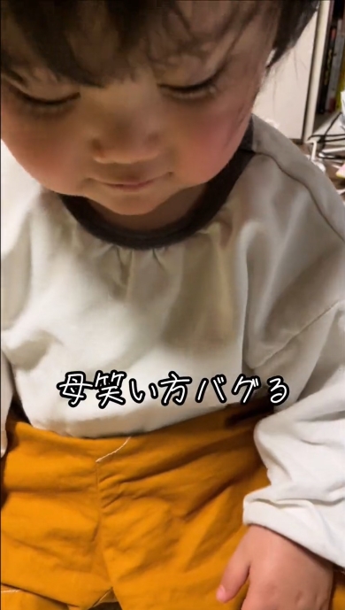 椅子を見つめる息子