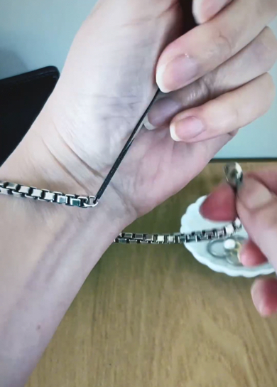 Uピンを握りながらブレスレットを巻きつけます