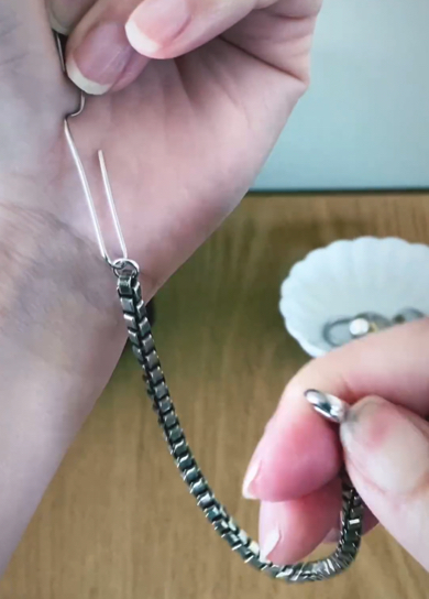 Uピンと同様、クリップに丸カンを通します