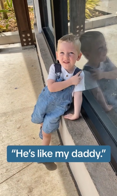 動物園でパパに似た動物を見つけた息子