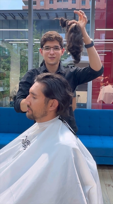 ショートヘアに大胆イメチェンする長髪の男性