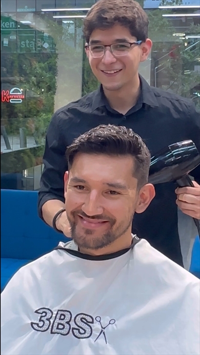 ショートヘアに大胆イメチェンする長髪の男性