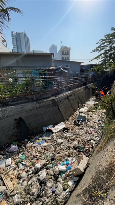 大量のごみに覆われた川を掃除する動画