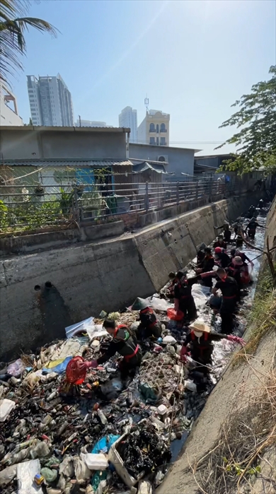大量のごみに覆われた川を掃除する動画