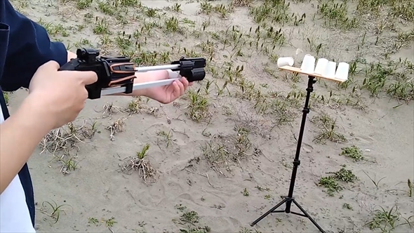 十束玩具さんが作ったポンプアクションゴム銃