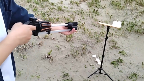十束玩具さんが作ったポンプアクションゴム銃