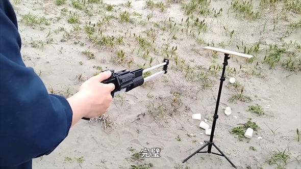 十束玩具さんが作ったポンプアクションゴム銃