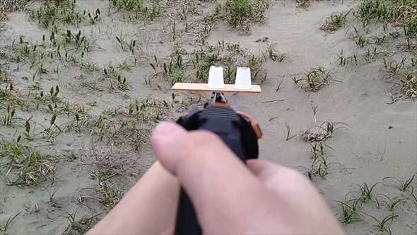 十束玩具さんが作ったポンプアクションゴム銃