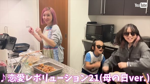 「恋愛レボリューション21」のダンスを披露する加護亜依の子どもたち
