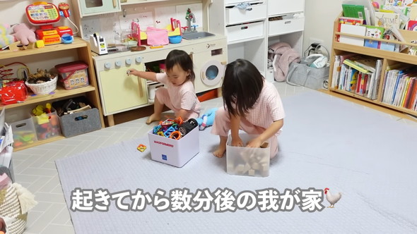対照的な4歳と2歳の姉妹による朝の様子