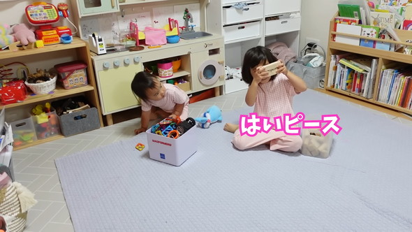 対照的な4歳と2歳の姉妹による朝の様子