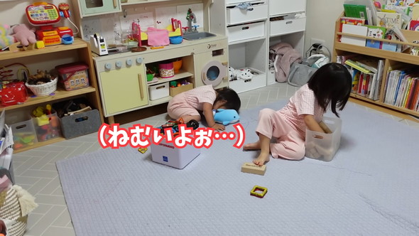 対照的な4歳と2歳の姉妹による朝の様子