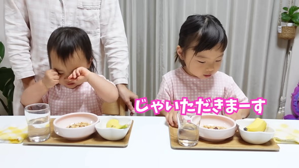 対照的な4歳と2歳の姉妹による朝の様子