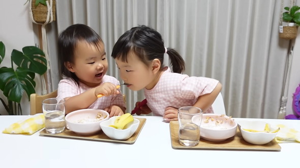対照的な4歳と2歳の姉妹による朝の様子