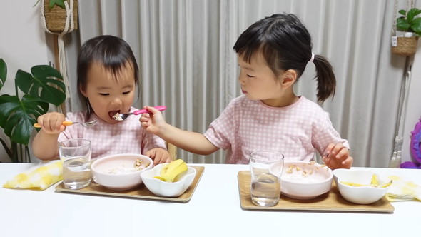 対照的な4歳と2歳の姉妹による朝の様子