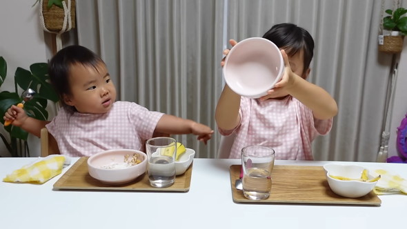 対照的な4歳と2歳の姉妹による朝の様子