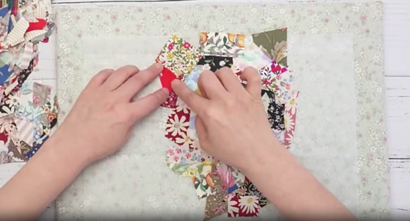 はぎれをすき間なく並べていきます