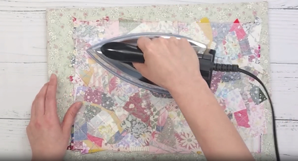 ミシン目が落ち着くようにアイロンで整えます