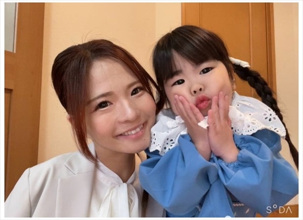 先天性四肢欠損症のタレント・佐野有美と娘の親子ショット
