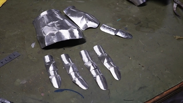 ステンレス板で作る西洋甲冑のガントレット
