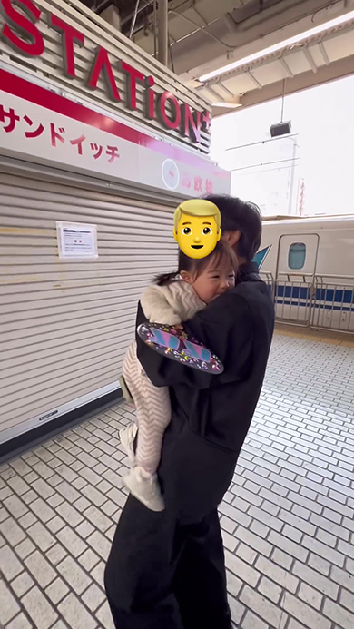 娘さんをハグして立ち上がったパパ