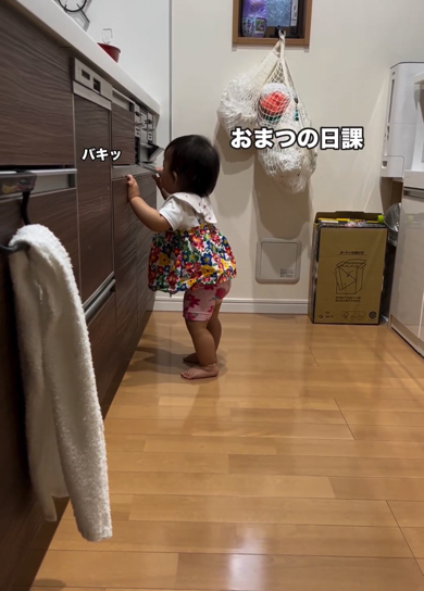 コンロのカバーを外す赤ちゃん