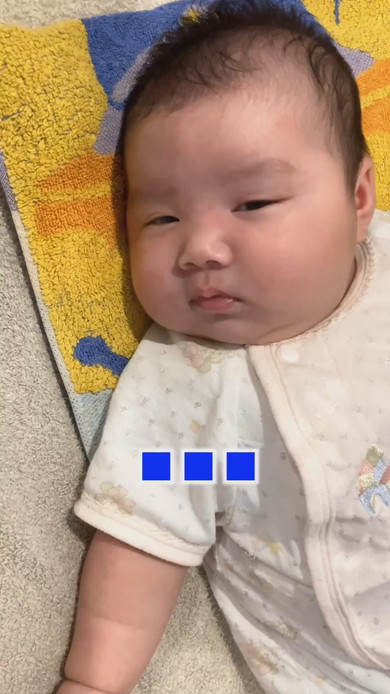 ドッキリされてニヤっと笑う赤ちゃんの様子