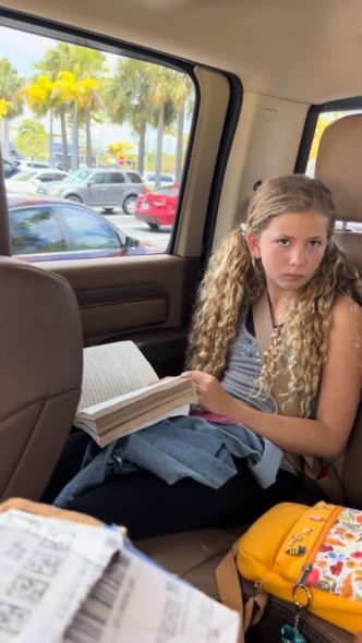 突然のプレゼントに驚く女の子