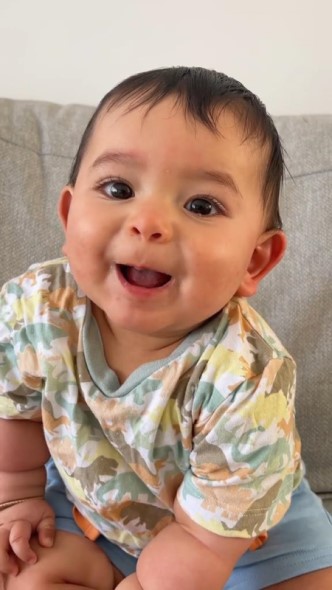 「ママ」と言う練習をする赤ちゃん