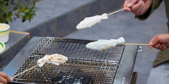 魚型のマシュマロをあぶる