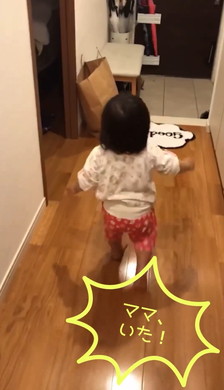 ママを探す女の子