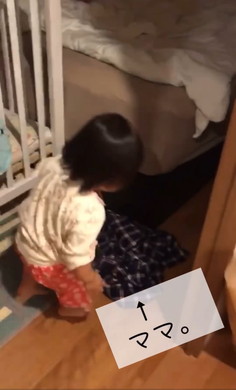 ママを探す女の子