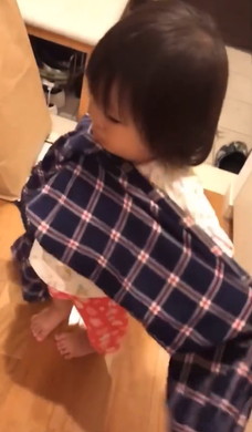 ママを探す女の子