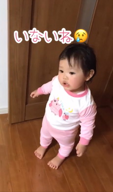 ママを探す女の子