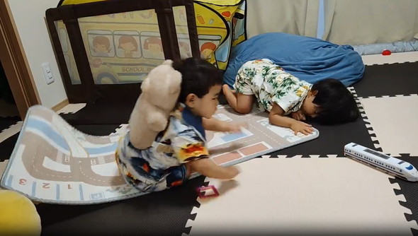 兄のおもちゃを奪う弟