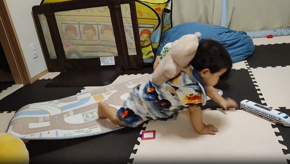 兄のおもちゃを奪う弟