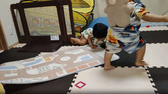 兄のおもちゃを奪う弟