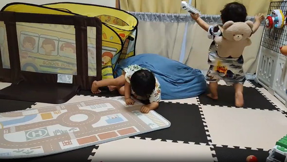 兄のおもちゃを奪う弟