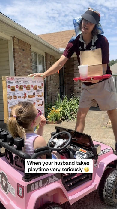 ローラースケートで商品を運ぶパパ