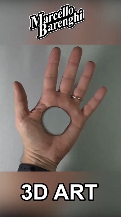 手に穴が開いちゃった02