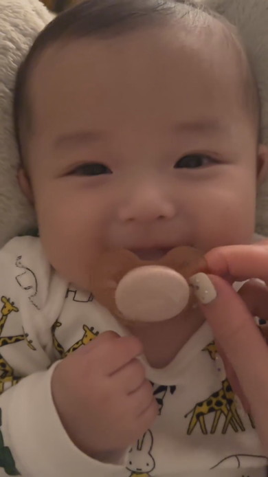 寝る前に笑う赤ちゃん