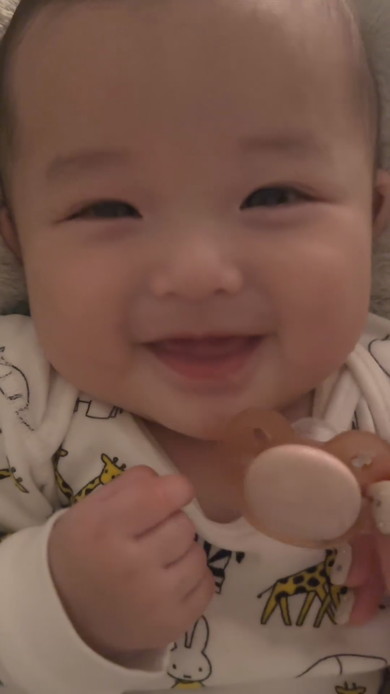 寝る前に笑う赤ちゃん