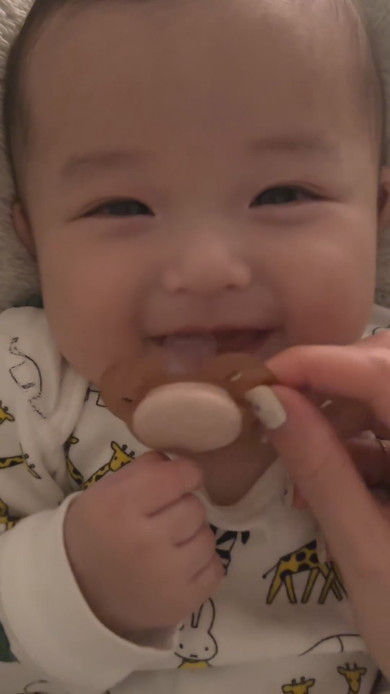 寝る前に笑う赤ちゃん