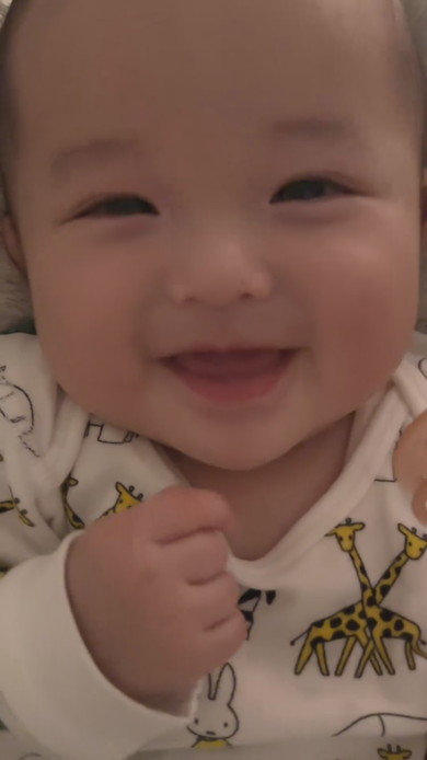 寝る前に笑う赤ちゃん