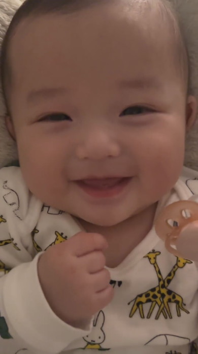 寝る前に笑う赤ちゃん