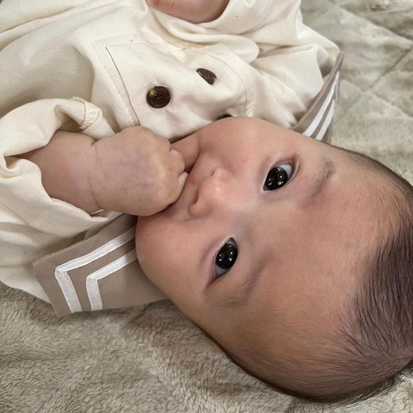 見上げる赤ちゃん