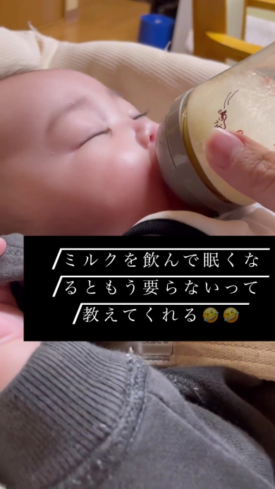 ミルクを飲む赤ちゃん