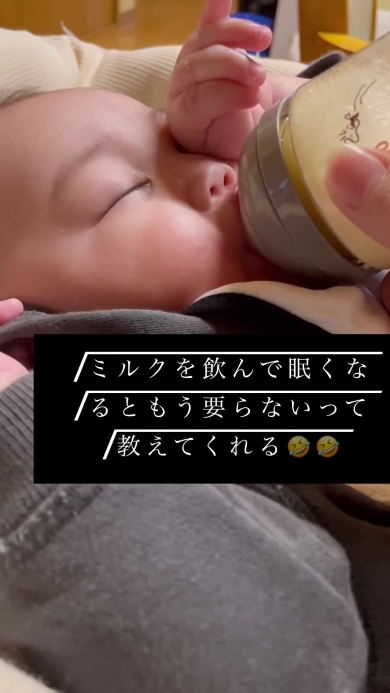 眠そうに目をこする赤ちゃん