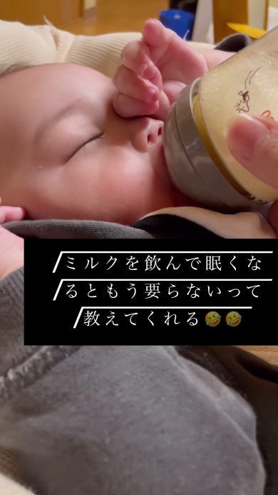 眠そうに目をこする赤ちゃん