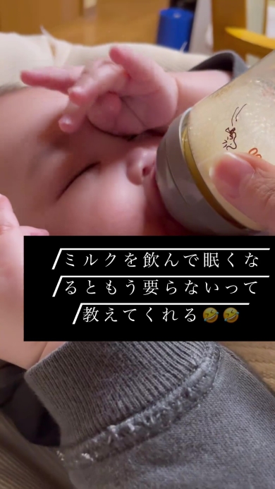 眠そうに目をこする赤ちゃん